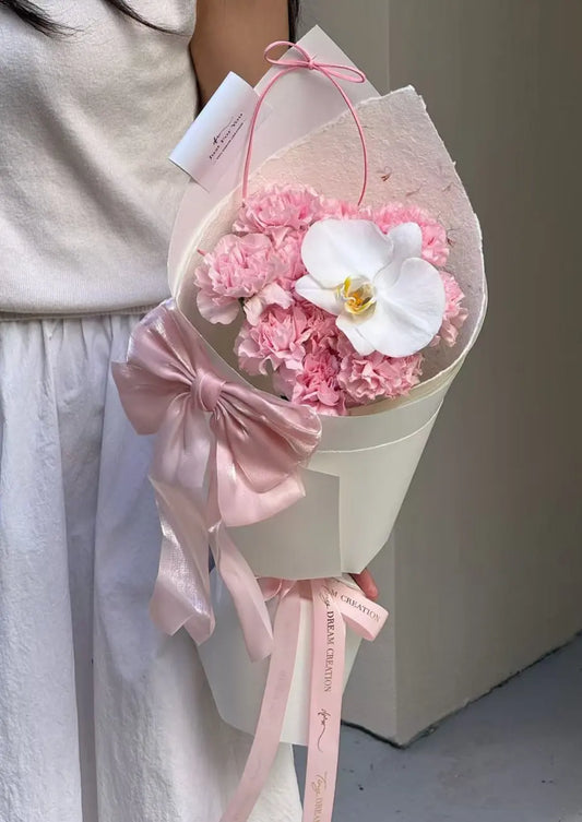 Carnations and Phalaenopsis Orchids 康乃馨与蝴蝶兰